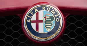 Емблема автомобіля Alfa Romeo | Блог OLX
