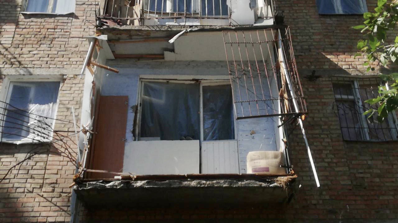 балкон після обстрілу