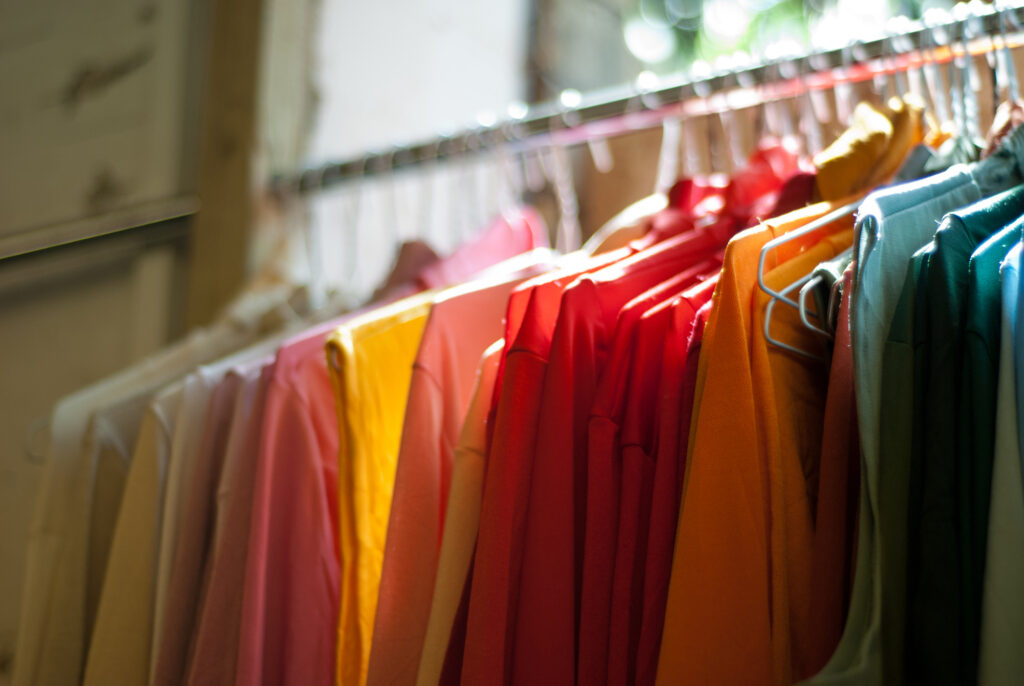 Основні переваги придбання вживаного одягу | Блог OLX