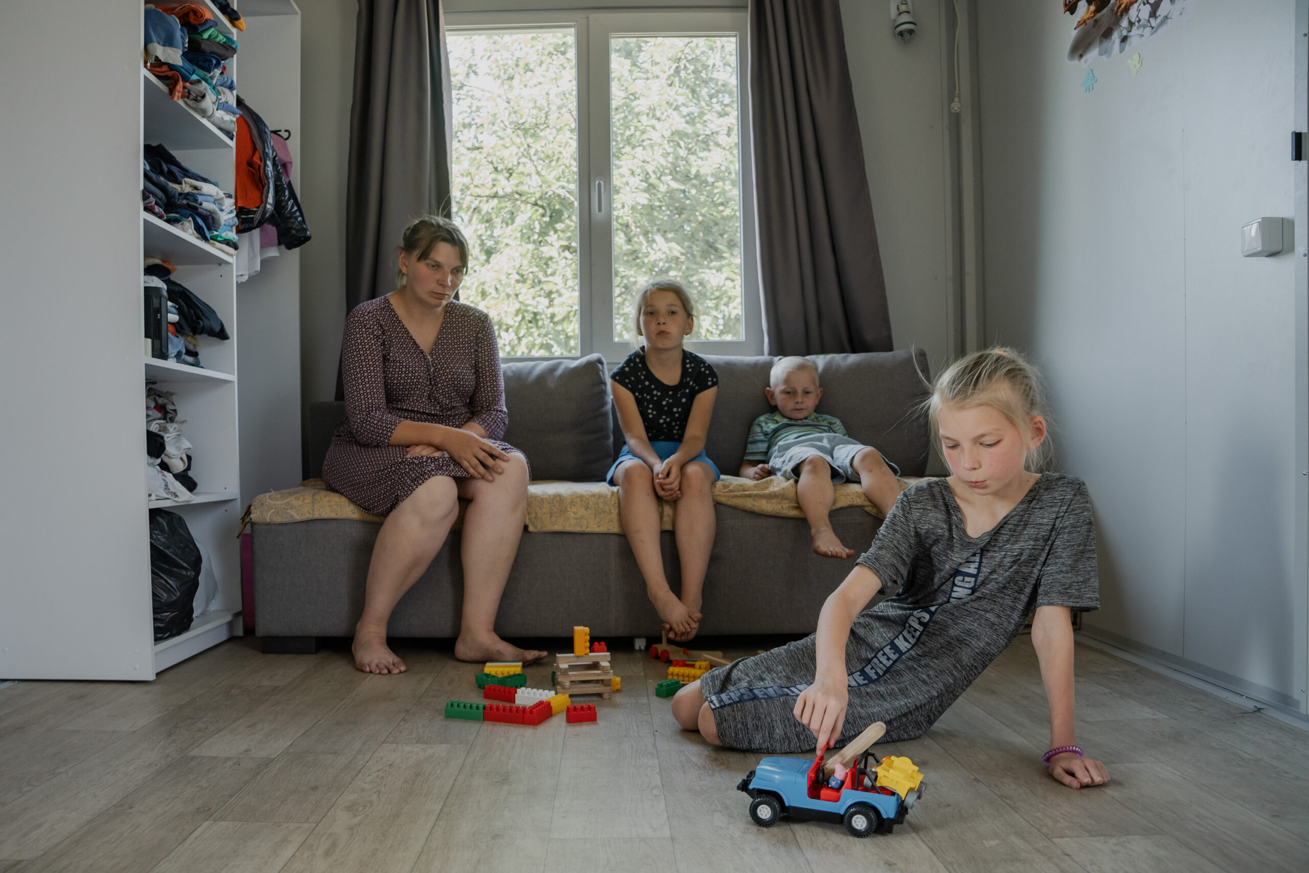 Як родина на Київщині живе у тимчасовому будинку на власному подвірʼї фото 14