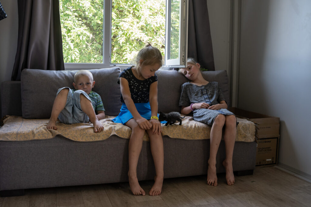 Як родина на Київщині живе у тимчасовому будинку на власному подвірʼї фото 15