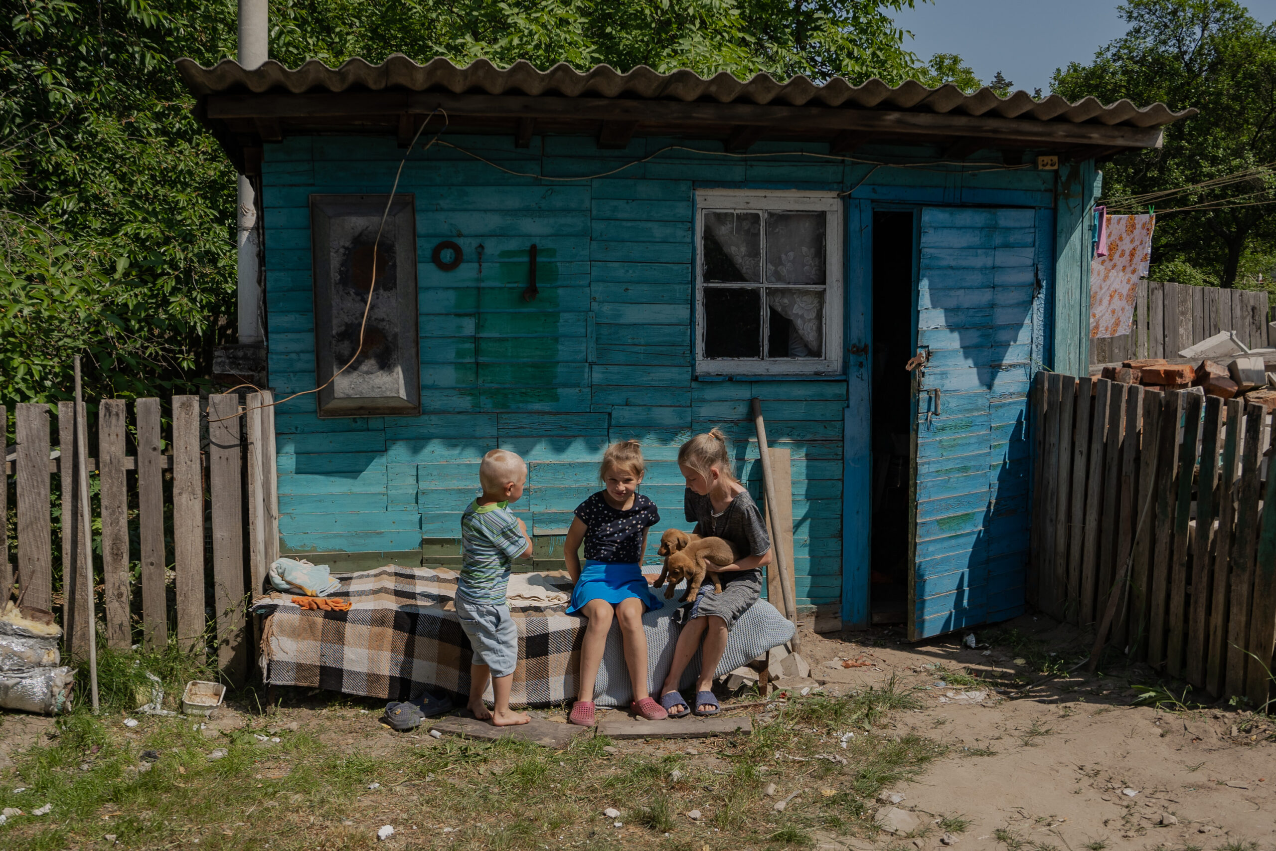 Як родина на Київщині живе у тимчасовому будинку на власному подвірʼї фото 3