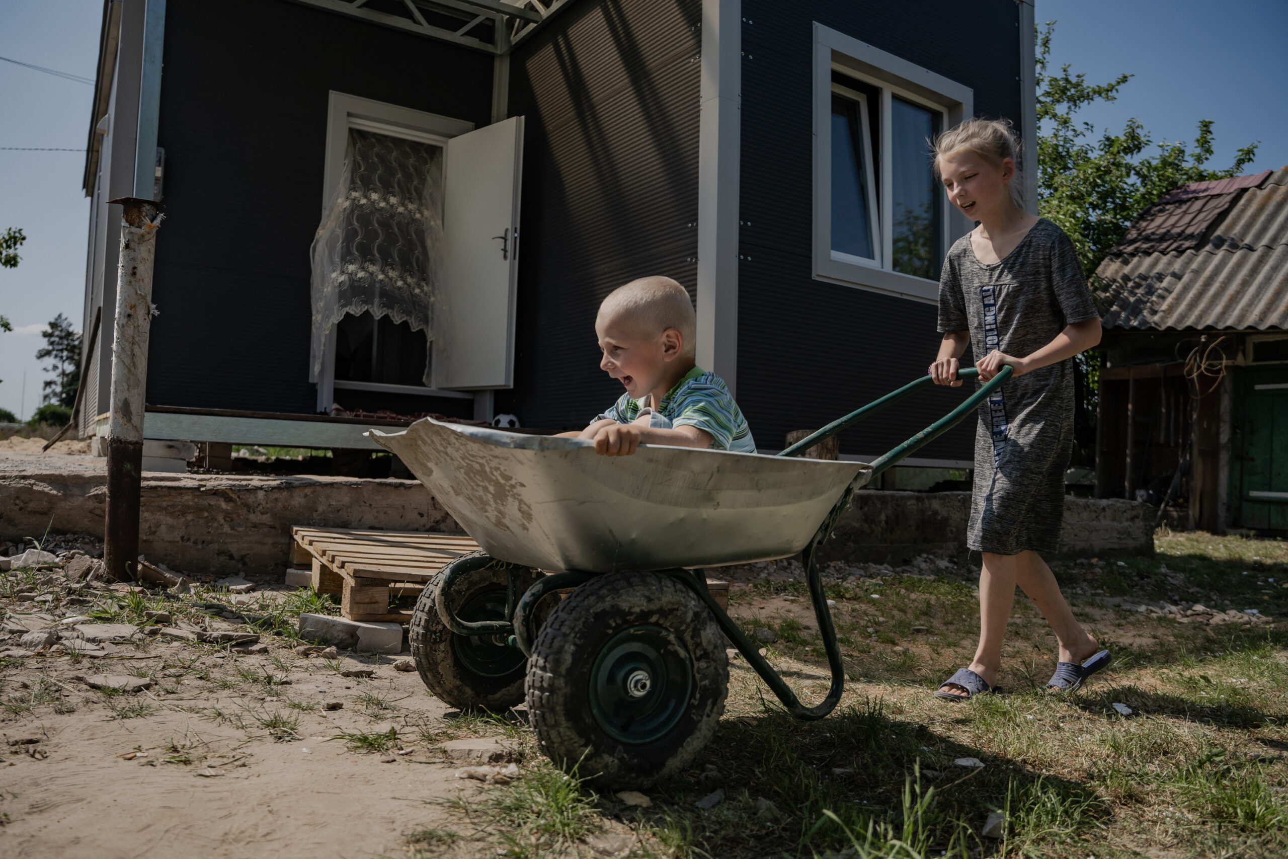 Як родина на Київщині живе у тимчасовому будинку на власному подвірʼї фото 4