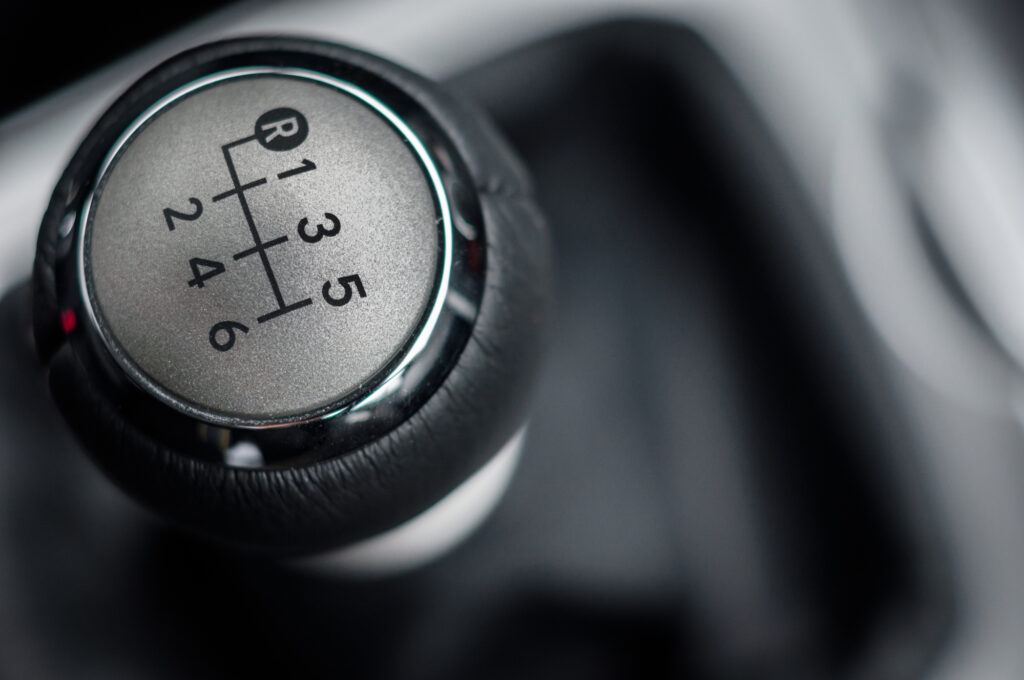 Як навчитися водити машину з механікою: правила й поради