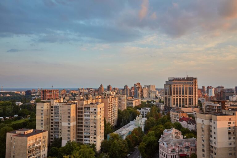 Купити чи орендувати квартиру у 2026 році: порівняння «єОселі» й оренди в містах України