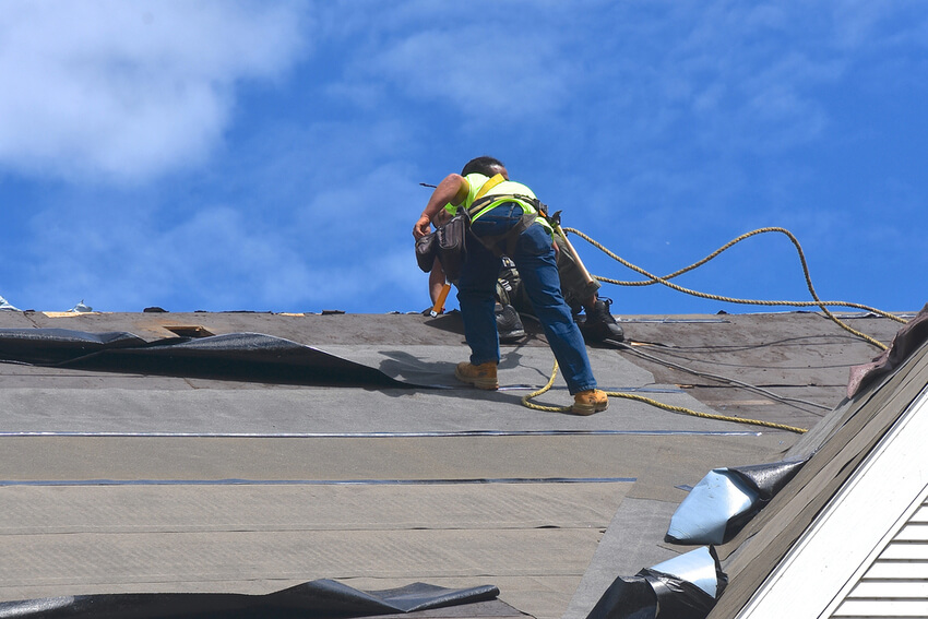 roofers attempting lay base tar depositphotos 543426258 s